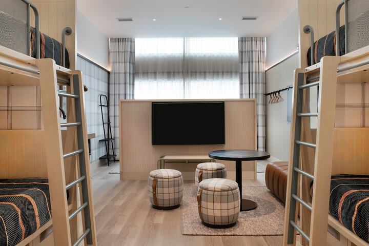 Room 32 of 62