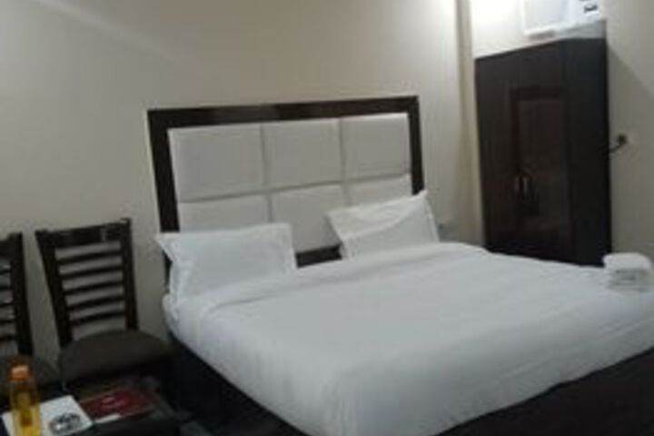 Room 11 of 12
