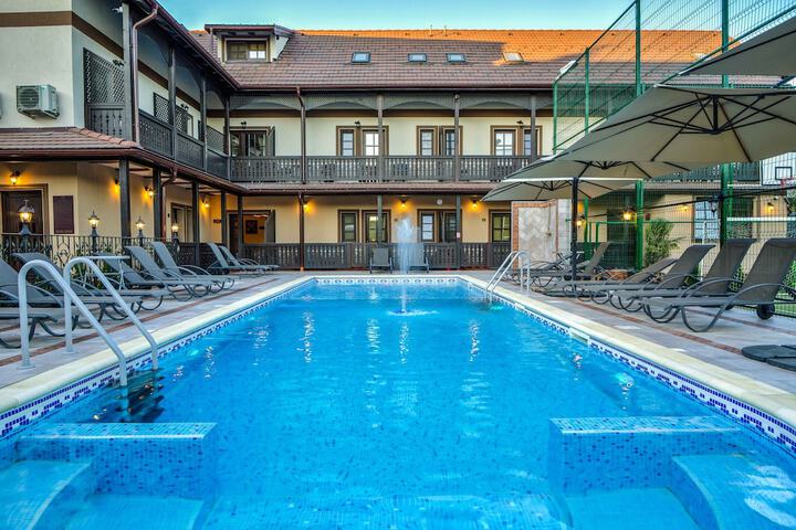 Pool 62 of 125