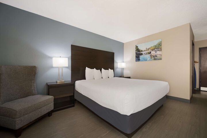 1 King Bed (2 of 6)