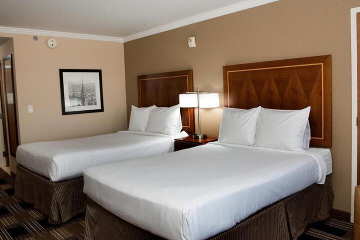 2 Double Beds (3 of 5)