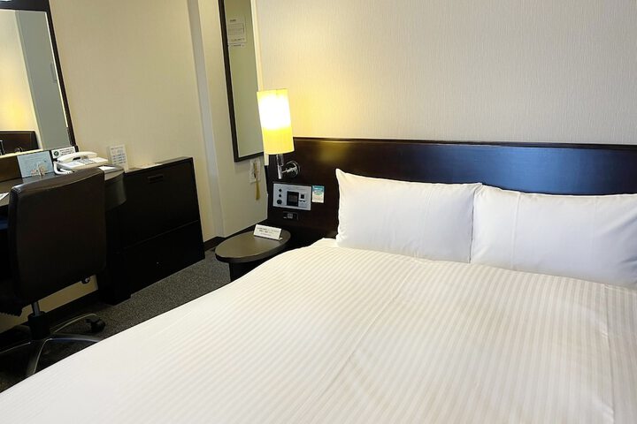 Room 4 of 16