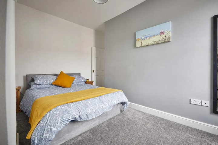 Room 5 of 16