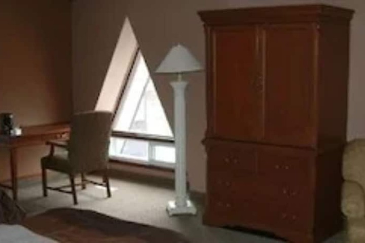 Room 12 of 27