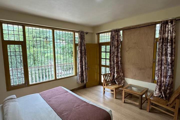 Room 10 of 28