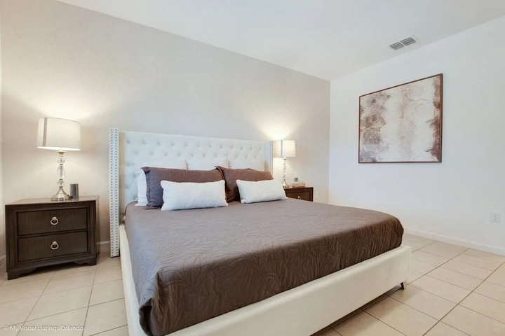 Room 4 of 25