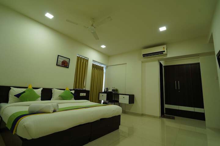 Room 4 of 16