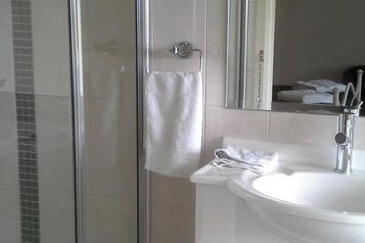 Room 6 of 9