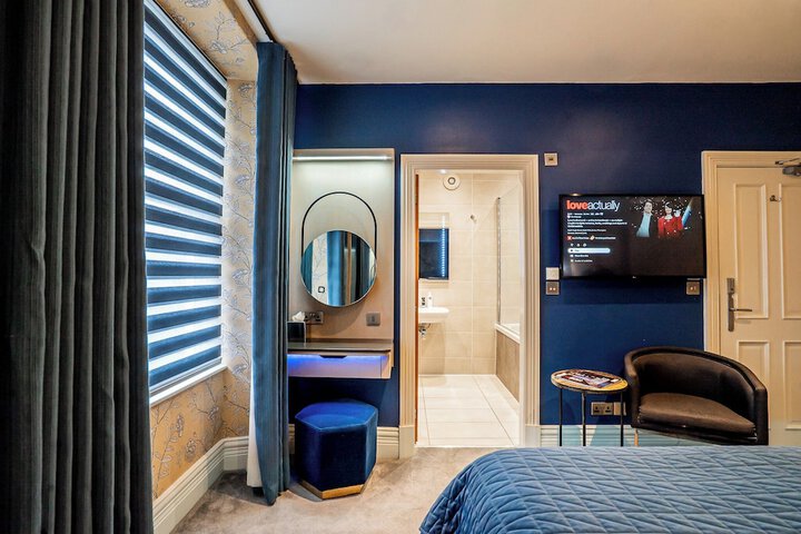 Room 93 of 242