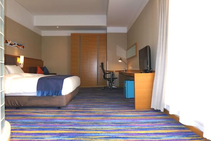 Room 6 of 30