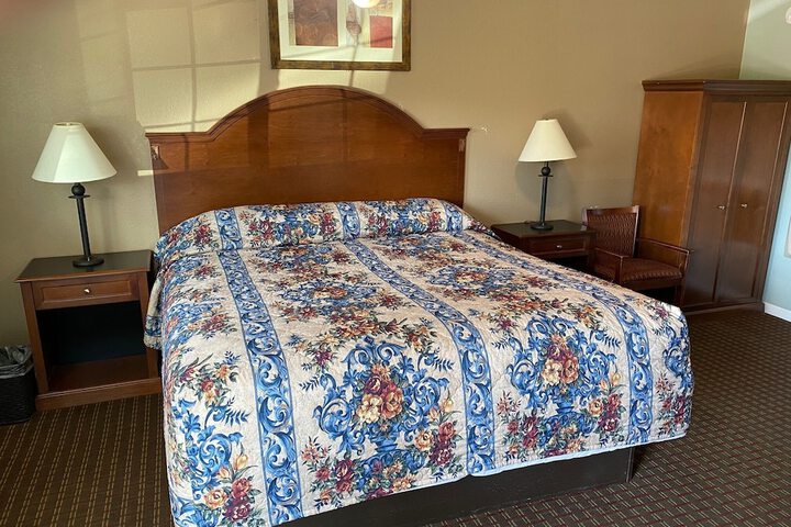 1 King Bed (2 of 6)