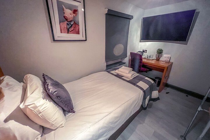 Room 4 of 48