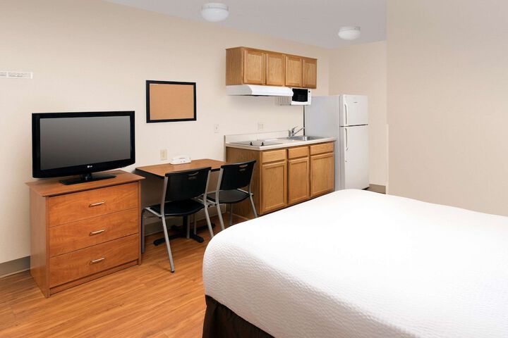 1 Queen Bed (2 of 18)