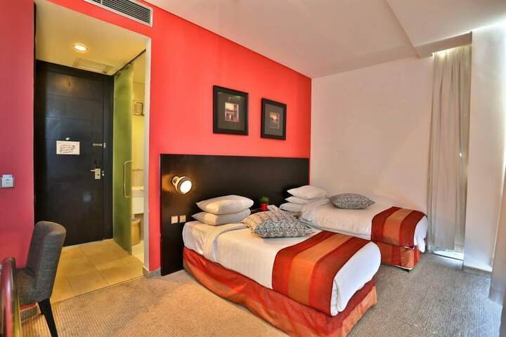 Room 6 of 16