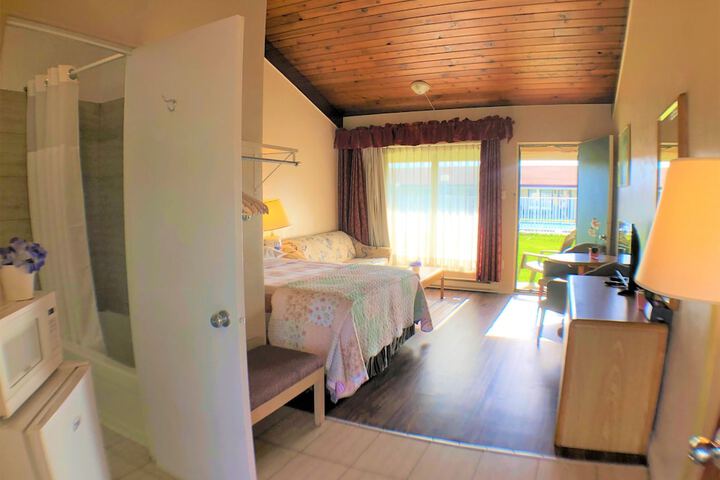 1 Queen Bed (16 of 29)
