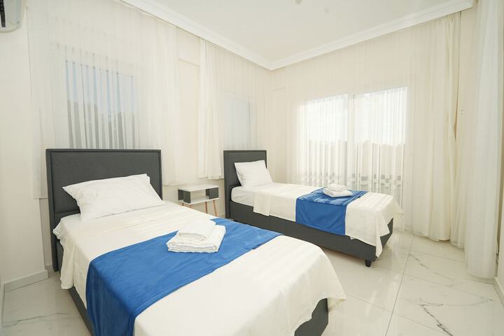 Room 4 of 35