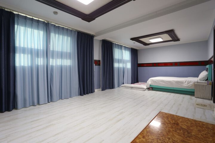Room 10 of 32
