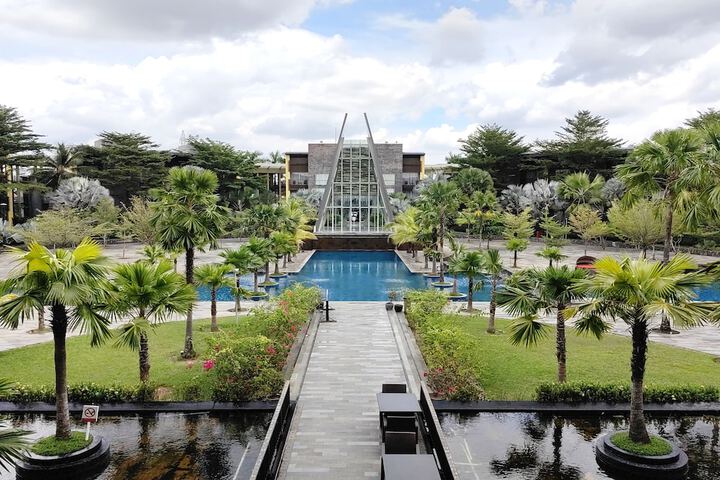 Pools & Facilities