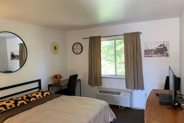 1 Queen Bed (96 of 103)