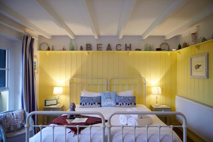 Room 4 of 25