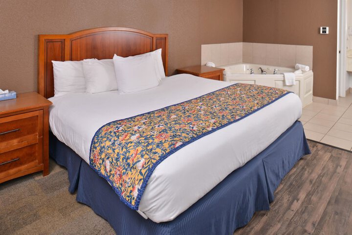1 King Bed Jetted Tub (3 of 5)