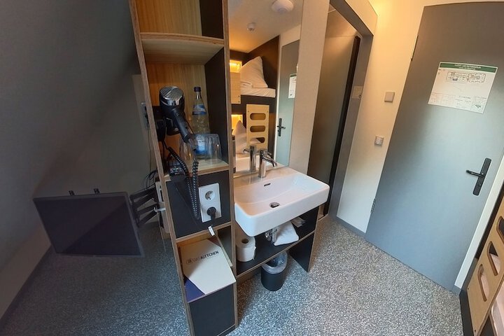 Room 38 of 93