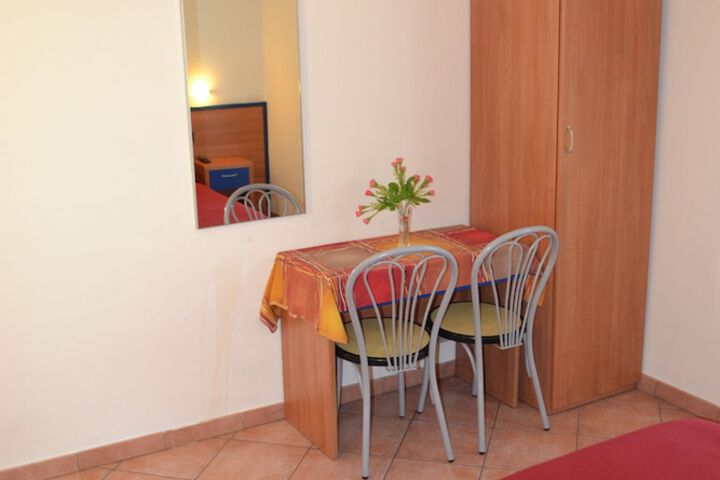 Room 14 of 37