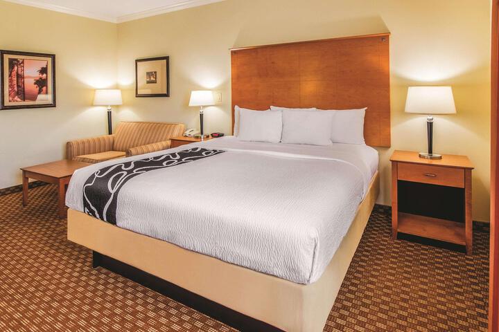 2 Queen Beds (3 of 9)