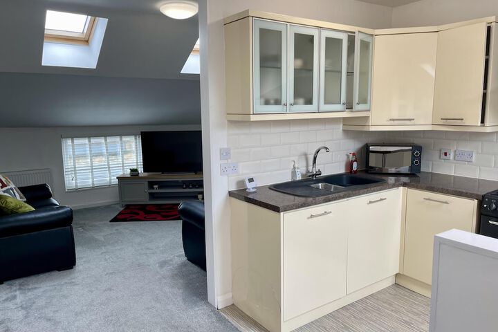 Impeccable 2-bed Apartment in Scarborough Image 5