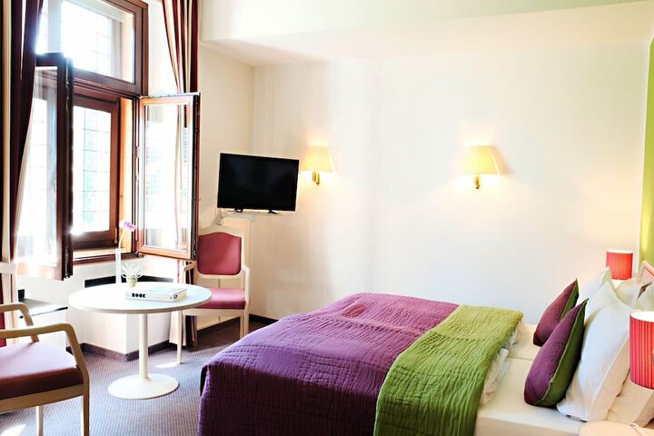Room 10 of 28