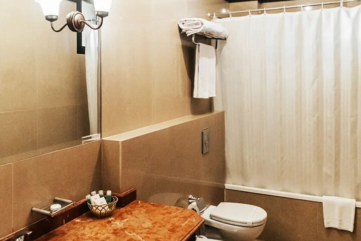 Room 26 of 33