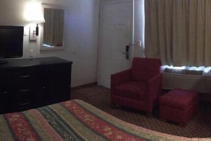 1 Queen Bed (1 of 7)