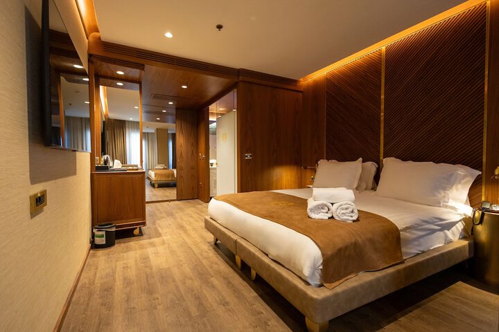Room 32 of 69