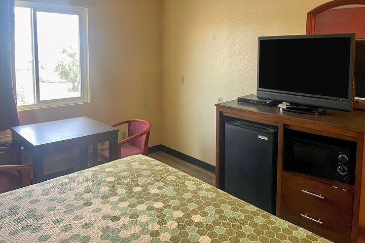 1 King Bed (1 of 4)