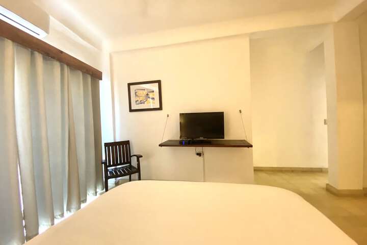 Room 13 of 193