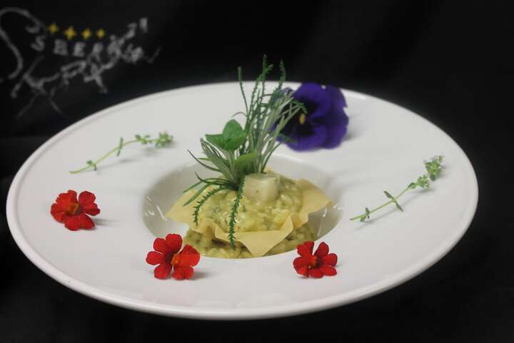 Dining 41 of 49