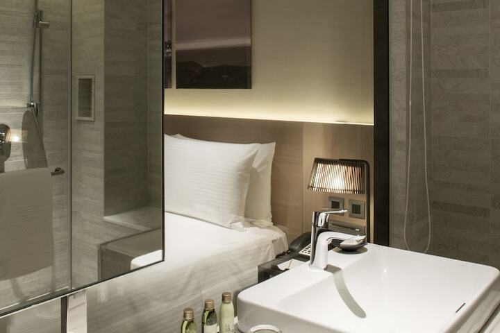 Room 28 of 33