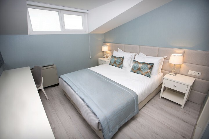 Room 2 of 17