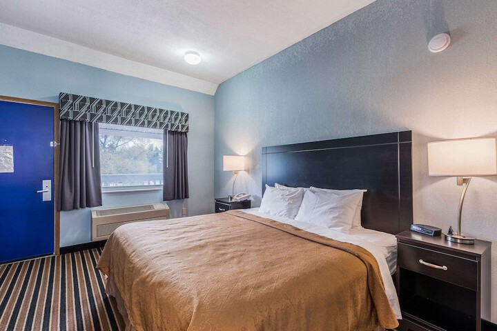 1 King Bed (4 of 12)