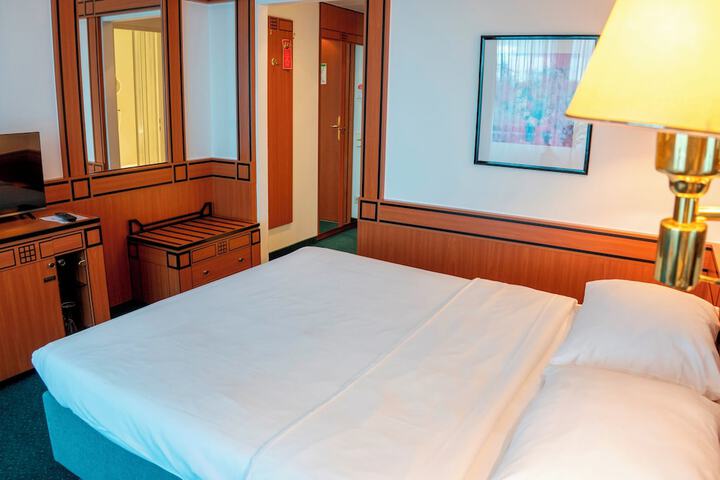 Room 34 of 76