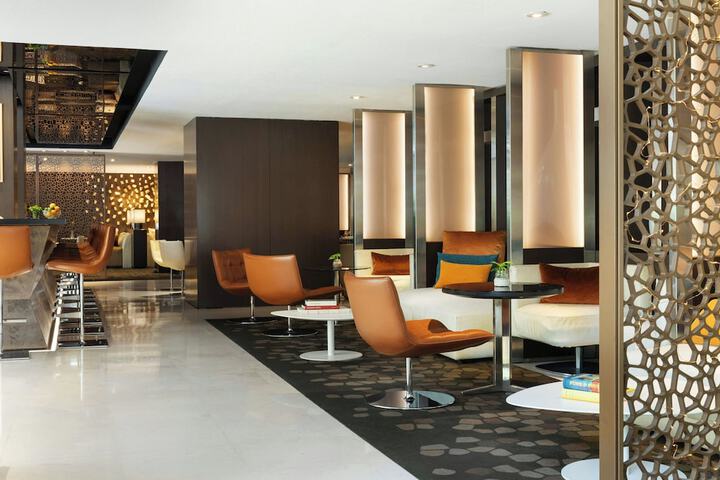 Lounge 82 of 124