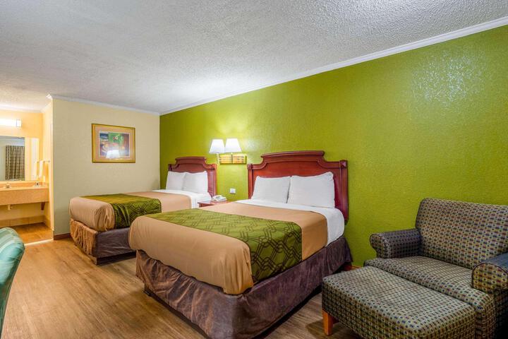 2 Double Beds (3 of 6)