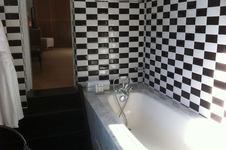 Room 23 of 37