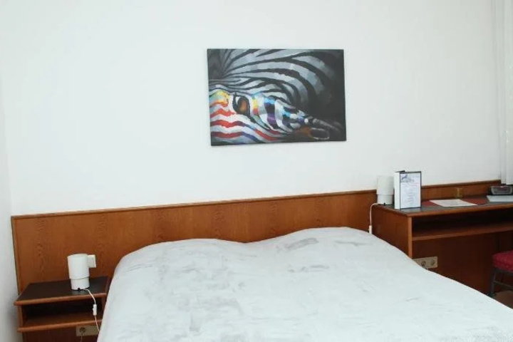 Room 7 of 12
