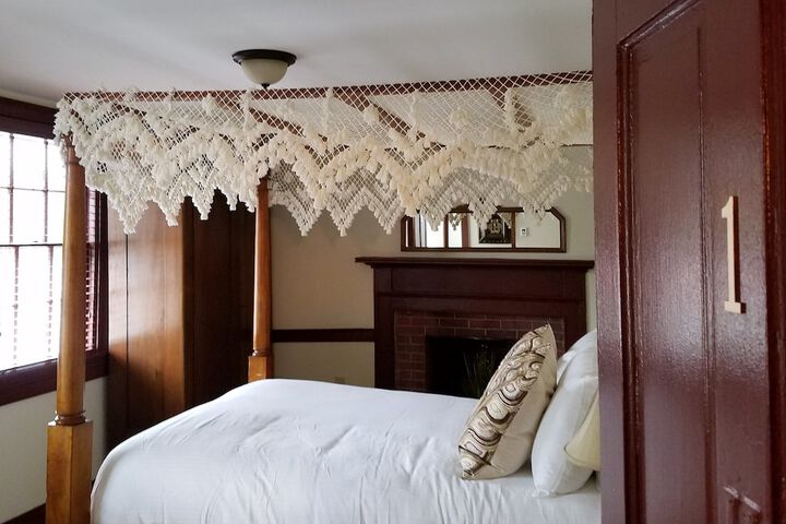 Room 4 of 33