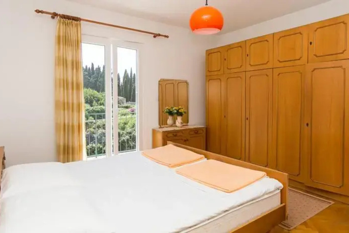 Room 4 of 9