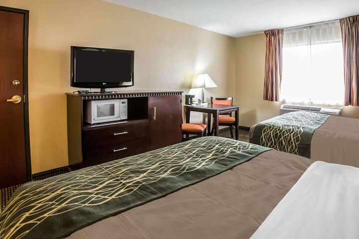 2 Queen Beds (5 of 12)