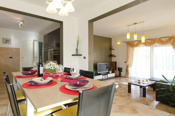 Dining 15 of 17