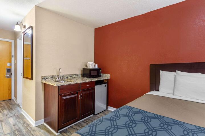 1 Queen Bed (23 of 26)