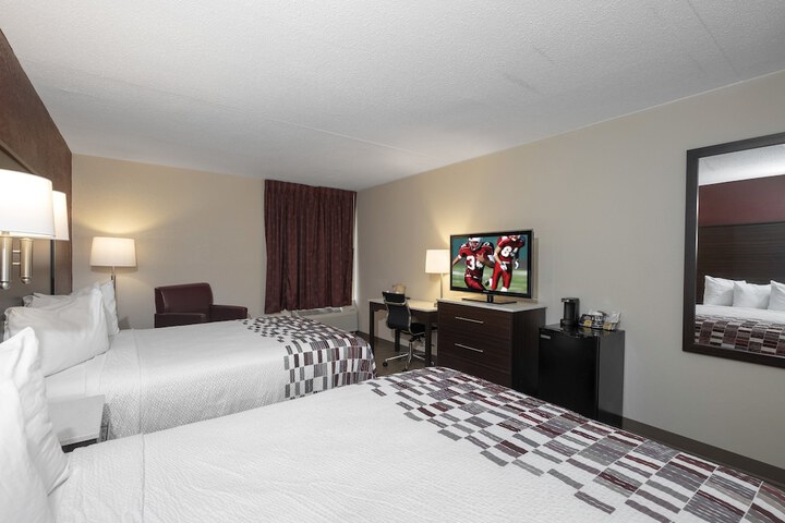 2 Queen Beds (8 of 12)